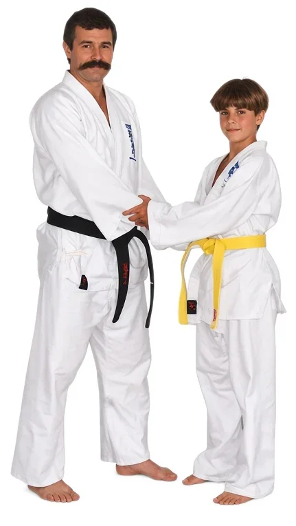 Alexandre Haché de niño recibe su cinturón amarillo de Sensei Richard Poulin