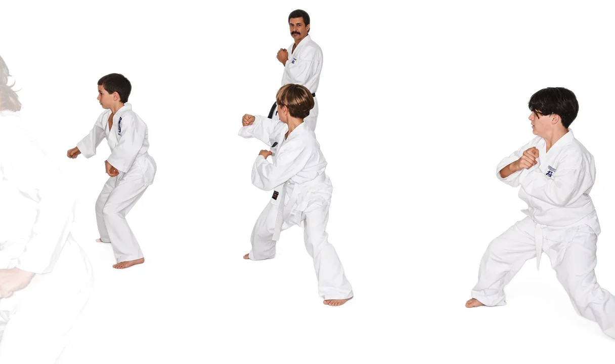 Clase de kárate para niños, bajo la supervisión del sensei