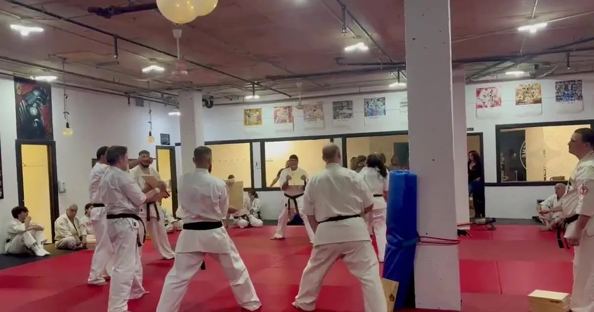 Des adultes en karategi pendant un cours au dojo Shinkyokushin Karaté Île-des-Sœurs