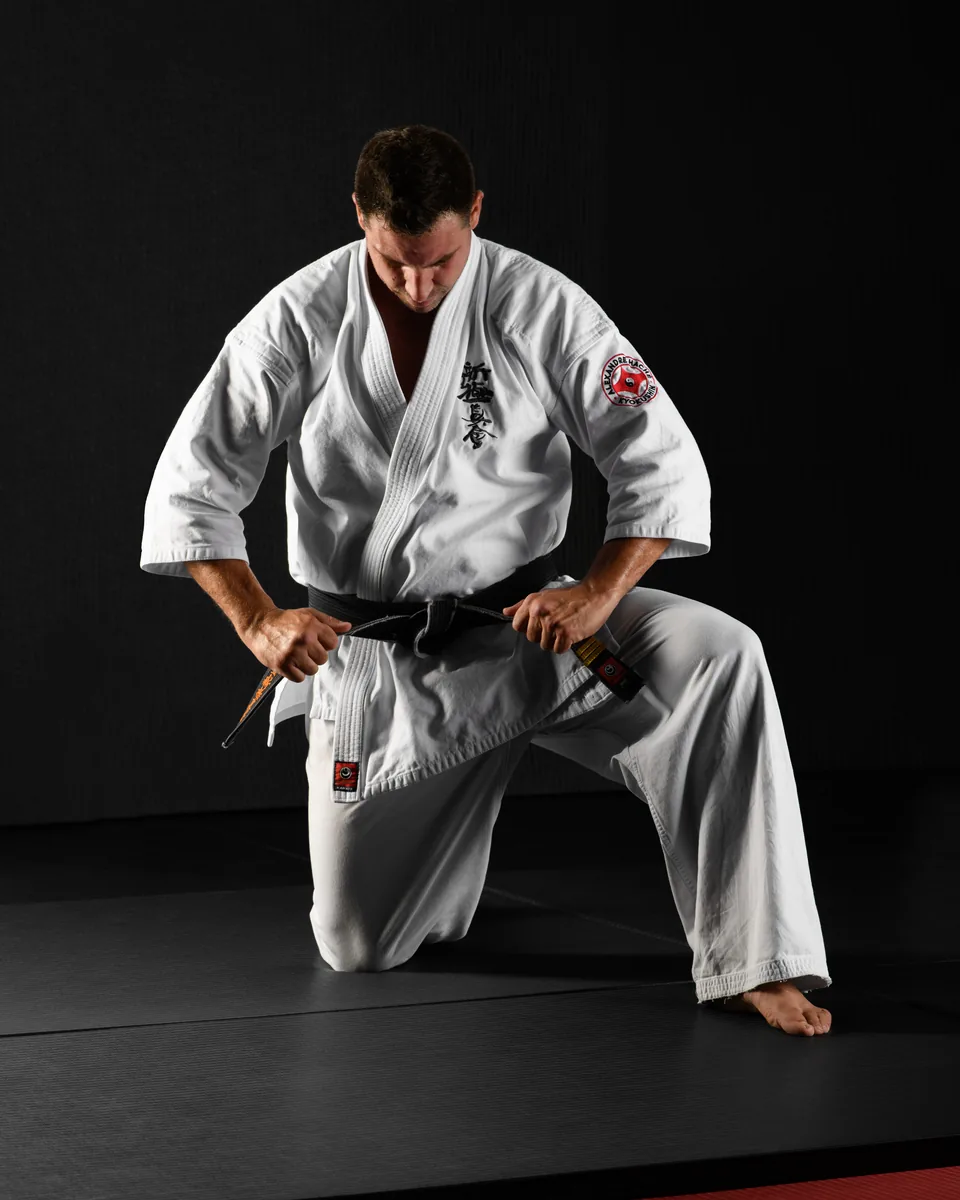 Sensei Alexandre Haché con karategi y cinturón negro