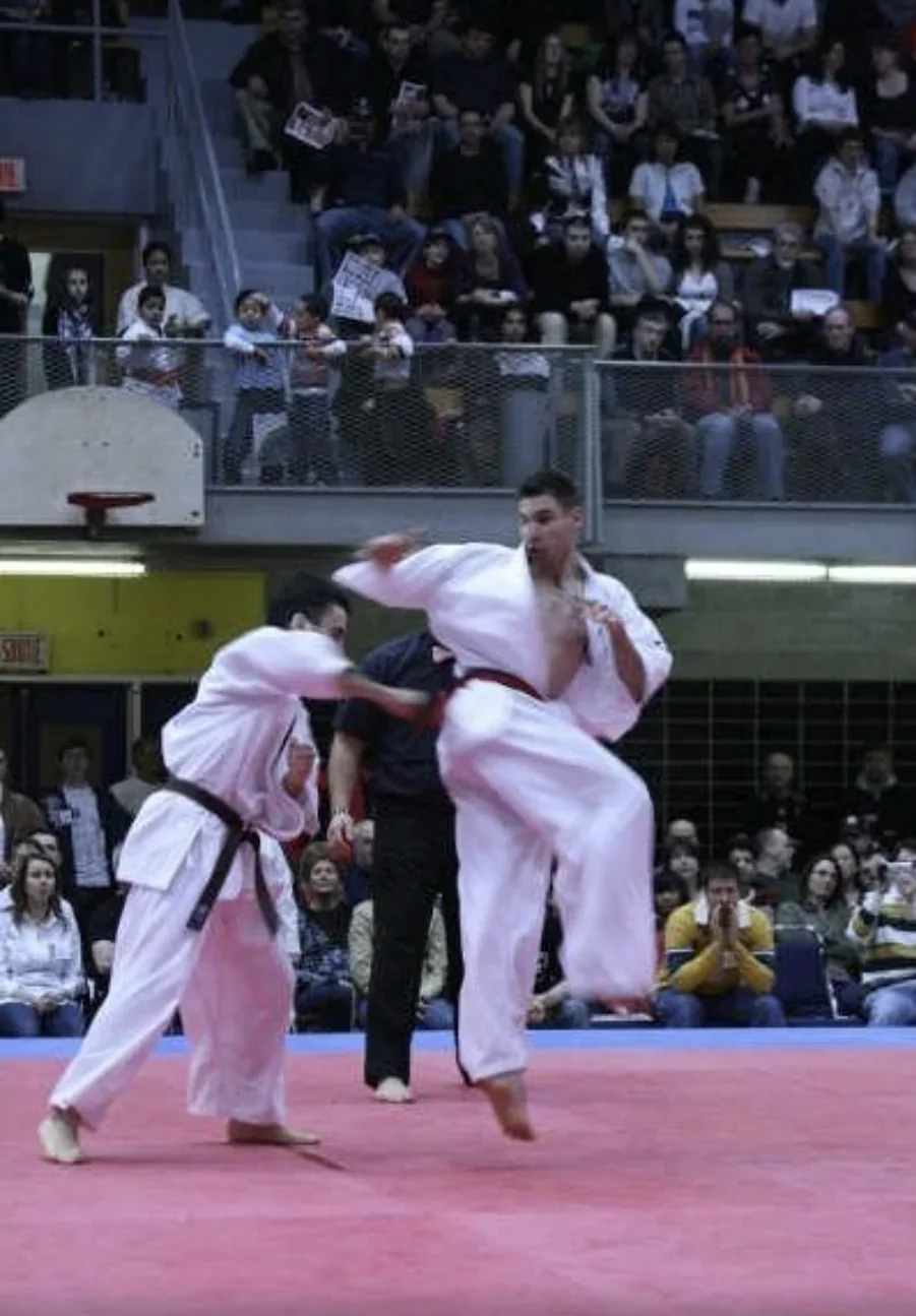 Sensei Alexandre Haché en combate durante una competición de kárate